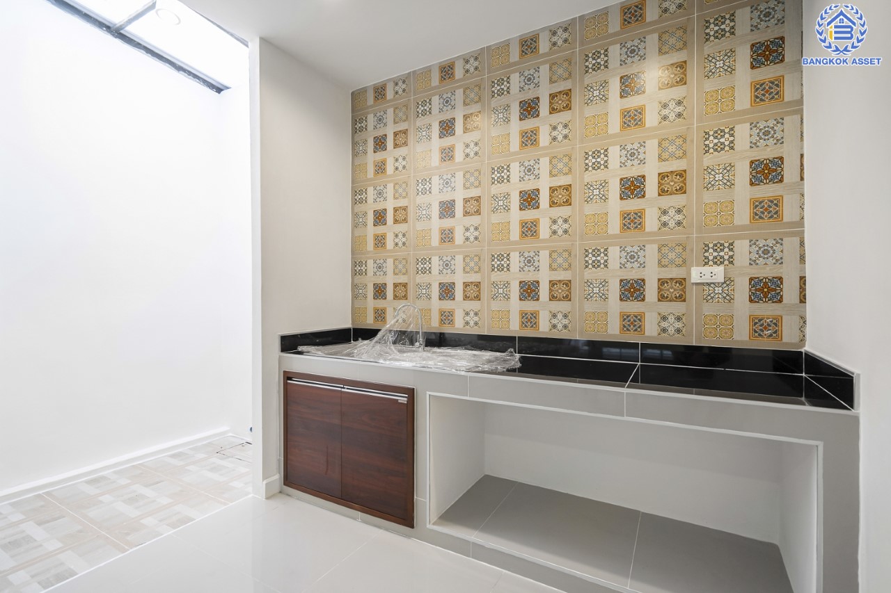 บ้านมือสองตกแต่งใหม่ ม.เรวดี3 ติวานนท์-เลี่ยงเมืองนนท์ฯ ทาวน์เฮ้าส์ตกแต่งพร้อมอยู่ เนื้อที่ 17 ตร.ว. ฟังก์ชัน 2 ห้องนอน 2 ห้องน้ำ 1 ที่จอดรถ พร้อม Living Area ชั้นสองกว้าง บนทำเลโซนเมือง! เข้า-ออกได้หลายเส้นทาง ถ.รัตนาธิเบศร์, ถ.ติวานนท์ และเลี่ยงเมืองนนท์ฯ ใกล้เซ็นทรัลรัตนาธิเบศร์ และรถไฟฟ้าสายสีม่วง ทั้ง "สถานีกระทรวงสาธารณสุข" และ "สถานีศูนย์ราชการนนทบุรี"